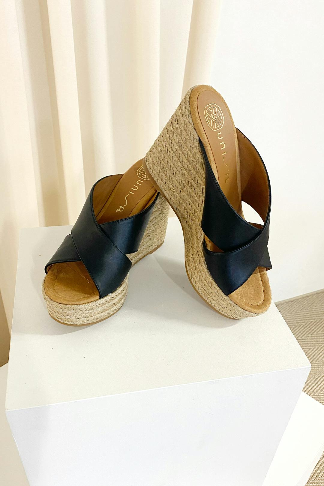 Maripi sandals